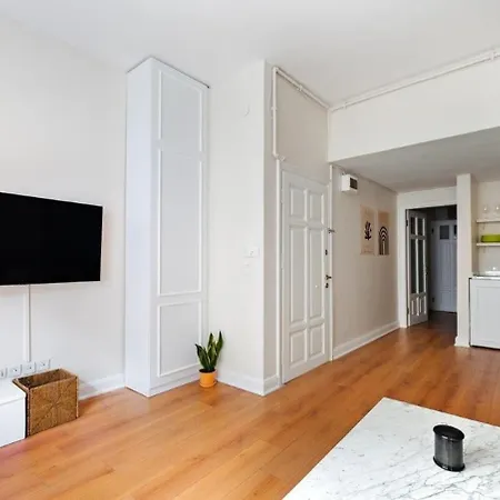 Charming Bright Modern Design 1bd #282 Стамбул